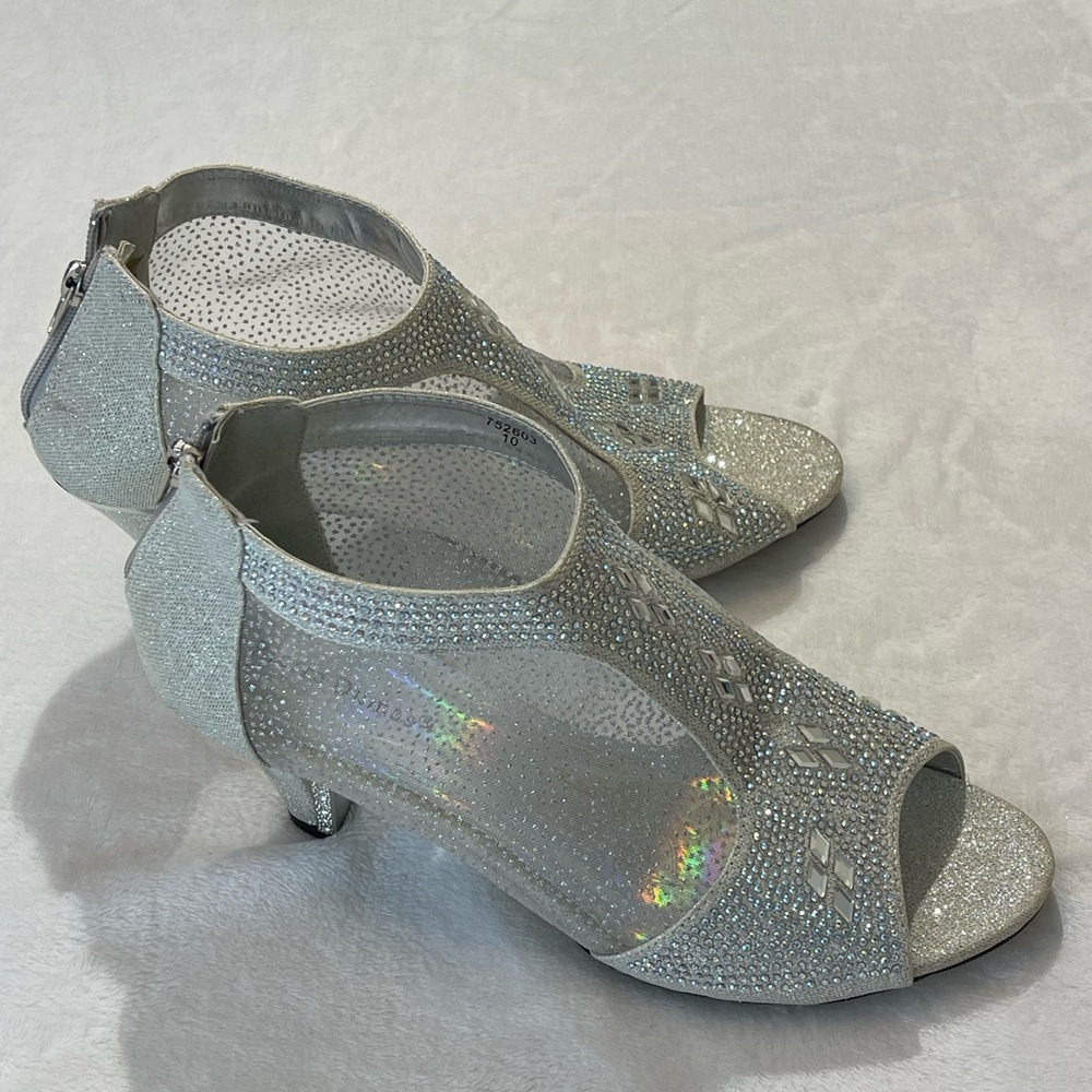 💜 2/$40! WOMENS SILVER HEELS. SIZE 10M